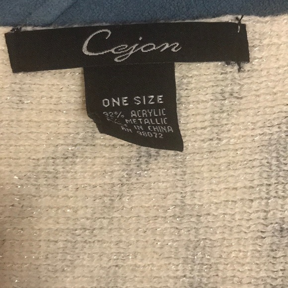 Macy’s Scarf - Picture 4 of 4